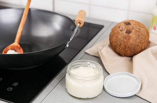 Avråder från att använda kokosolja i matlagning